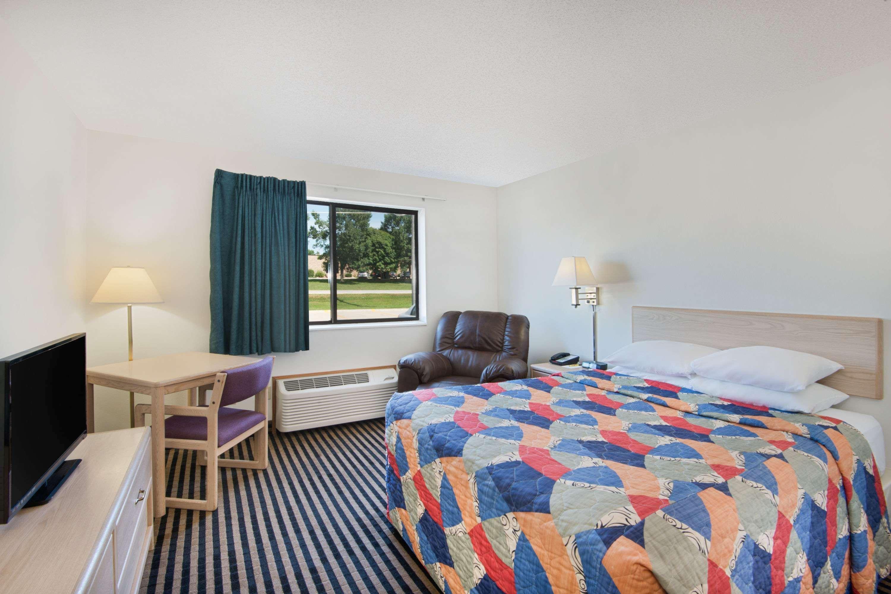 Super 8 By Wyndham Humboldt Hotel Exterior photo
